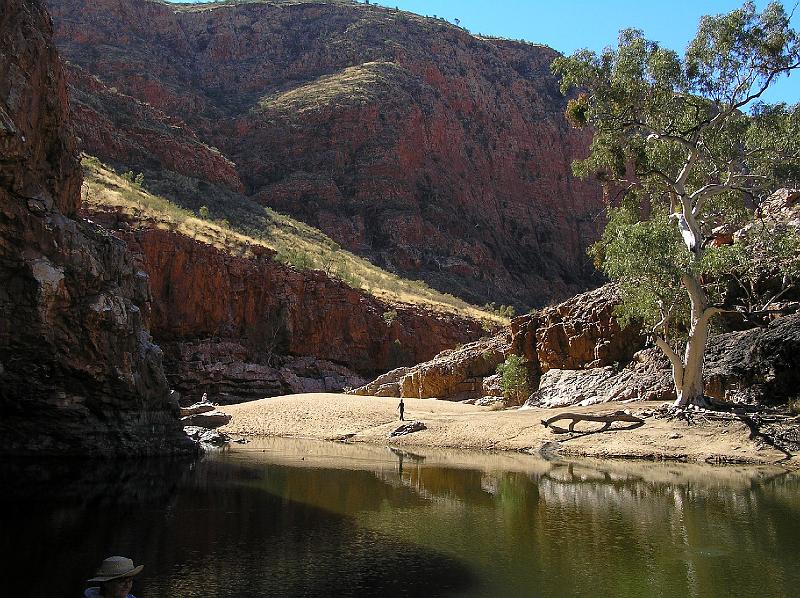 Ormiston Gorge Western Mc Donell Range.jpg - Der Ormiston Gorge ist eine vom Ormiston River geschaffene Schlucht.